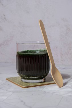 Mavi-yeşil yosun klorella ve spirulina tozu. Süper toz. Doğal alg takviyesi. Detoks süper yiyecek içeceği kokteyli. Besin kaynağı protein ve beta karoten. Sağlıklı yemek. 