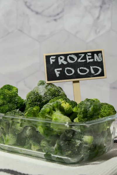 冷凍食品ブラックボードラベルとテキスト冷凍食品ブロッコリーの小艦隊自家製 収穫の概念 冬の貯蔵のための野菜を積み上げる 健康食品 調理成分 — ストック写真