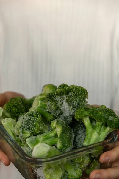 Mujer Irreconocible Mostrando Cámara Congelados Alimentos Floretes Brócoli Casero Concepto — Foto de Stock