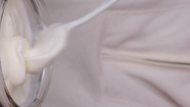 ガラス瓶の天然有機自家製ヨーグルトから食べる認識できない女性 垂直方向の映像免疫力を高める成分 ギリシャヨーグルトの健康的な食事の朝食の概念 スーパーフードの発酵 — ストック動画