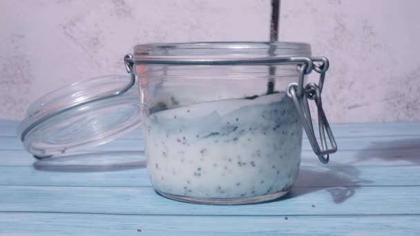Příprava Krok Krokem Skleněná Sklenice Přidávající Přírodní Organický Domácí Jogurt — Stock video