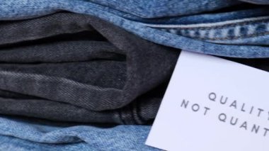 Kaliteli metin, kot pantolon çeşitleri üzerine kağıt üzerinde değil. İkinci el sürdürülebilir alışveriş. Kapsül gardırobu çok az. Sürdürülebilir moda aşırı tüketimi, bilinçli satın alma tüketimi, yavaş