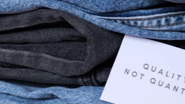 Qualität Statt Quantität Text Auf Papier Zettel Auf Jeans Kleidung — Stockvideo