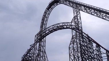 Energylandia Zator Polonya eğlence parkında hız trenine binmek. Güneş enerjili lunapark treni. Hız trenine karşı mavi gökyüzü günbatımı ahşap açık hava eğlence aile zamanı 