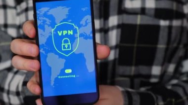 Tanımlanamayan kadının elinde cep telefonu uygulaması VPN oluşturma protokolleri var. Akıllı telefondan güvenli ve güvenli bir internet erişimi var.