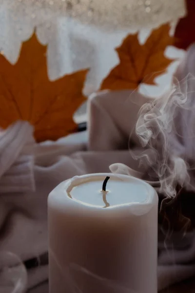 추수감사절 과헬로우 할로윈 컨셉트는 연휴를 날씨가 스웨터에 향신료와 촛불을 남기는 — 스톡 사진