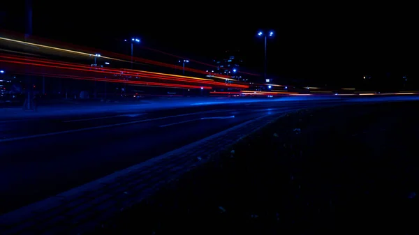 Lichter Von Autos Der Nacht Straßenlaternen Nachtautobahn Stadt Langzeitbelichtung Foto — Stockfoto