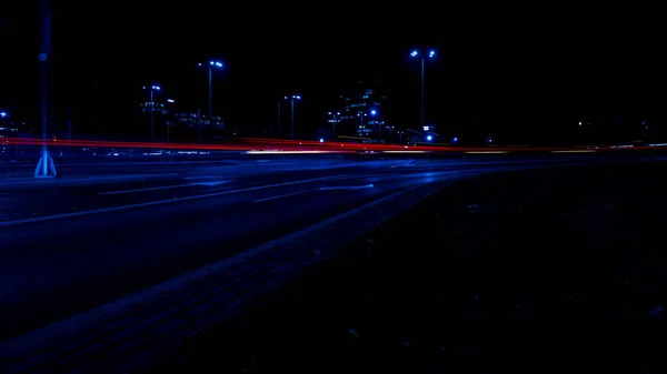 Ljus Bilar Natten Gatubelysning Nattlig Motorvägsstad Lång Exponering Fotografera Nattväg — Stockfoto