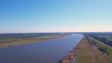 Nehrin insansız hava aracı denize iniyor. Vistula Nehri Deltası Sobieszewo Gdansk Polonya 'daki Baltık Denizi' ne gider. Nehir çevresindeki orman ve küçük köy