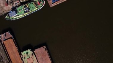 Sobieszewo Adası 'ndaki yat marinası. İlkbaharda Vistula Nehri üzerinde bulunan Gdansk 'ın yeşil bölgesinin hava aracı görüntüsü. 