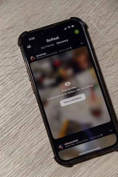 波兰格但斯克 2022年10月 Iphone屏幕上有Bereal社交媒体应用程序的智能手机 Bereal是一个法国社交媒体应用程序 它的流行程度越来越高 它促使用户 — 图库照片