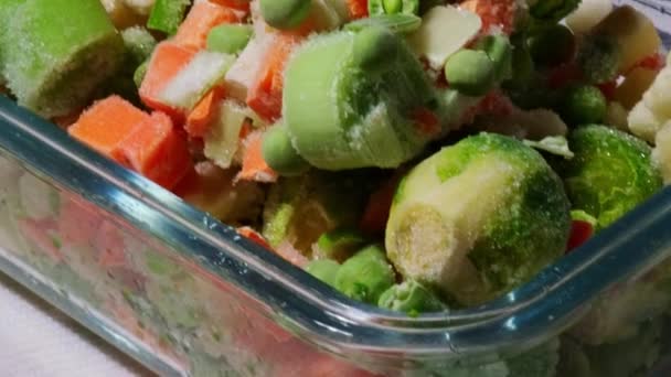 冷冻混合蔬菜 长期保存 蔬菜的深度冷冻 解冻冷冻食品蔬菜背景 — 图库视频影像