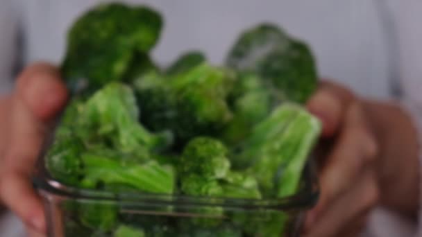 Mujer Irreconocible Mostrando Cámara Congelados Alimentos Floretes Brócoli Casero Concepto — Vídeos de Stock