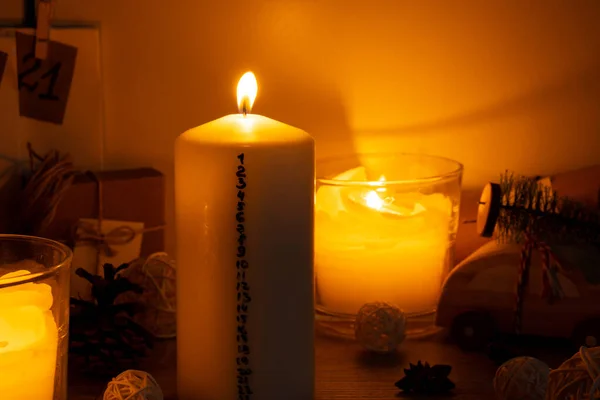 Ljuset Med Adventskalender Traditionella Burning Christmas Wax Ljus Med Siffror — Stockfoto