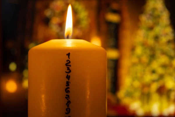Kaars Met Adventskalender Achtergrond Van Kerstboom Verlichting Decoraties Traditionele Brandende — Stockfoto
