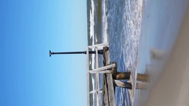 Storm Zee Golven Leeg Houten Pier Dramatische Blauwe Lucht Achtergrond — Stockvideo