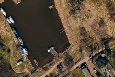 Sobieszewo Adası 'ndaki yat marinası. İlkbaharda Vistula Nehri üzerinde bulunan Gdansk 'ın yeşil bölgesinin hava aracı görüntüsü. 