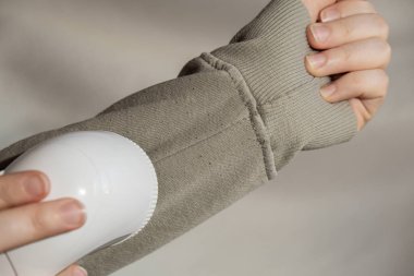 Kadın evde jilet kullanıyormuş. - Ne? Tıraş malzemeleri için bir cihaz. Yumuşak kumaş traşı önleyici. Akrilik ya da yün kazaktan elektrikli taşınabilir kazak çözücü iplik çıkarıcı. Sürdürülebilirlik