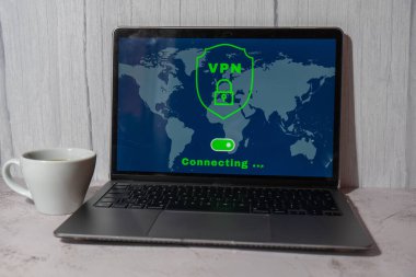 Özel ağı korumak için VPN oluşturma protokollerinin dizüstü bilgisayar uygulama ekranı. İş yeri arka planında kahve kalemi ve internet erişimi olan gizli sanal güvenli ve güvenli bir ağ.