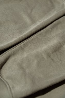 Yeşil kazakta Lints yok. Temizlik ve pamuk ipliği topladıktan sonra. Yakın çekim haplı giysiler. Eski, kullanılmış ipliksiz giysiler. Hasarlı eski bakımların restorasyonu. Kumaş tekstil onarımı