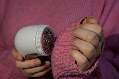 Kadın evde jilet kullanıyormuş. - Ne? Tıraş giysileri için bir cihaz. Yumuşak kumaş traşı önleyici. Pembe akrilik ya da yün kazaktan elektrikli taşınabilir kazak çözücü iplik çıkarıcı. Yavaş moda