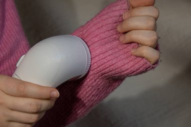 Kadın evde jilet kullanıyormuş. - Ne? Tıraş giysileri için bir cihaz. Yumuşak kumaş traşı önleyici. Pembe akrilik ya da yün kazaktan elektrikli taşınabilir kazak çözücü iplik çıkarıcı. Yavaş moda