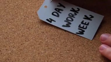 Haftanın dört günü dört günlük çalışma konseptine tutturulmuş, haftanın dört günlük iş broşu notu. Modern yaklaşım iş için kısa çalışma haftası. Çalışanların etkinliği. Verimlilik ve verimlilik