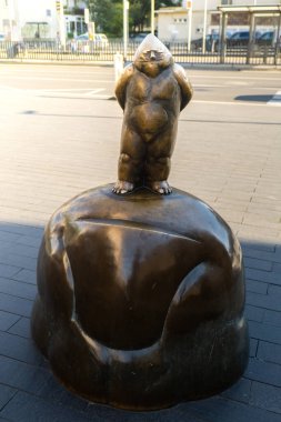 Cüce - Papa Krasnal - Cüce heykeli. Wroclaw sokaklarında cücelerin küçük bronz figürleri. Avrupa minyatür cüce figürü. Wroclaw 'ın sembolü. Turist eğlencesi 