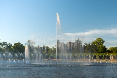 Wroclaw, Polonya 'daki Centennial Hall' da Multimedia Fountain. Polonya 'nın en büyük çeşmesi ve Avrupa' nın en büyük çeşmelerinden biri. Güneş ışığı suyu sıçrıyor. Güzel mimari çeşmesi. Seyahat hedefi
