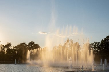 Wroclaw, Polonya 'daki Centennial Hall' da Multimedia Fountain. Polonya 'nın en büyük çeşmesi ve Avrupa' nın en büyük çeşmelerinden biri. Güneş ışığı suyu sıçrıyor. Güzel mimari çeşmesi. Seyahat hedefi