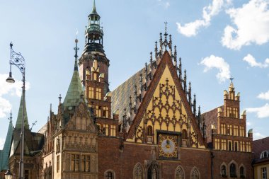 Wroclaw, Polonya Mayıs 2023 Wroclaw merkez pazar meydanı ve eski evler. Silezya 'nın tarihi başkenti, Avrupa. Belediye binası mimari binaları. Eski kasaba katedralleri kilisesi. Seyahat eden turist