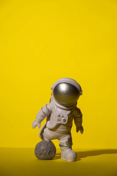 Plast Leksak Astronaut Färgglada Gul Bakgrund Kopiera Utrymme Begreppet Utomjordisk — Stockfoto