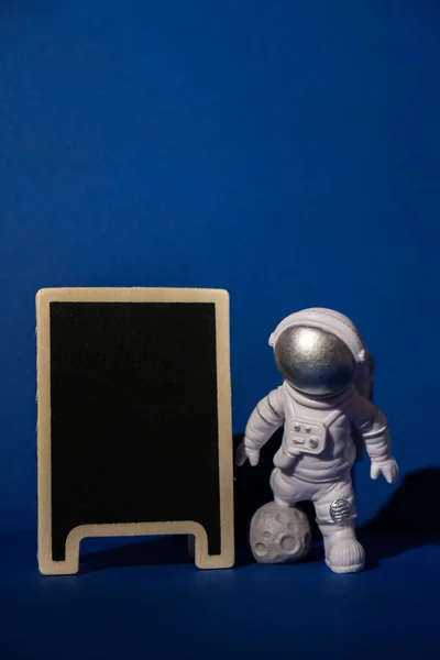 Plast Leksak Astronaut Med Svarta Tavlan Mall Mocka Upp För — Stockfoto