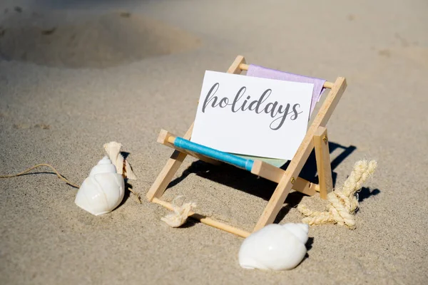 Holiday Ler Plaj Sandalyesinin Arka Planındaki Tebrik Kartına Yazı Yazmışlar — Stok fotoğraf