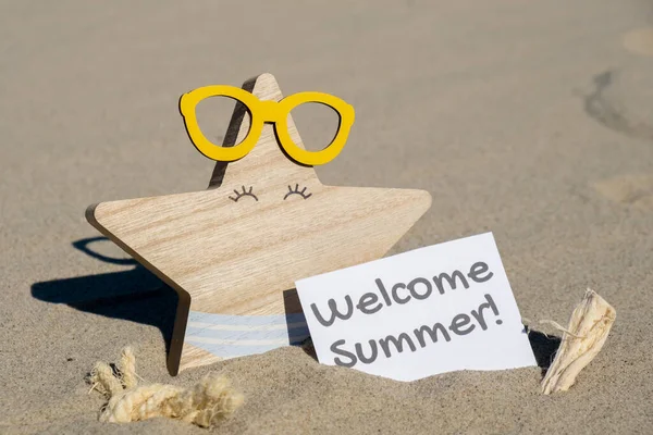 欢迎大家在纸质贺卡上用有趣的海星在眼镜夏季度假装饰的背景下留言 桑迪海滩阳光海岸 度假概念明信片 摆脱旅行业务的概念 — 图库照片