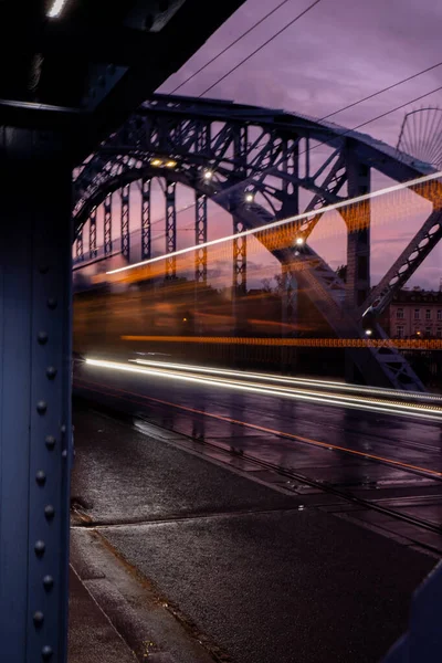 Ослабленные Огни Машин Ночью Краковском Мосту Уличные Фонари Ночное Шоссе — стоковое фото