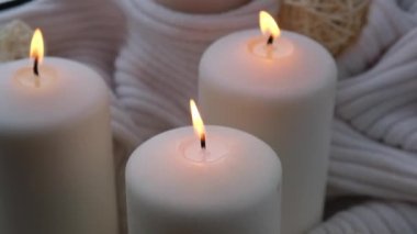 Sonbahar tatili konsepti. Pencere kenarındaki Hygge estetik atmosferinde örgü örülmüş beyaz süveterin üzerinde rahat bir evde. Mikro anın sakin yaşamı yavaş yavaş yaşanır. Ruhsal sağlık.