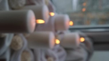 Dikey arkaplan görüntülerinden arındırılmış ev yapımı fragnance konsepti. Sonbahar tatillerinde, Hygge 'nin pencere pervazındaki estetik evinde örgü örülmüş beyaz süveterin üzerinde. Mikro anın durağan hayatı yavaşladı