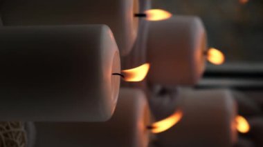 Dikey görüntüler ev kırgınlığı konsepti sonbahar tatillerinde, örgü örülmüş beyaz kazağın üzerindeki Hygge estetik atmosferinde, rahat bir evde. Mikro anın sakin yaşamı yavaş yavaş yaşanır. Ruh Sağlığı