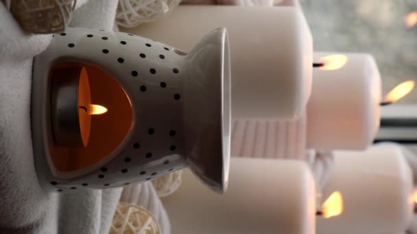 Vertikální Záběry Aroma Lampa Esenciálním Olejem Aromaterapie Doma Hořící Svíčka — Stock video