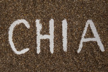 Kelime CHIA tohum arka planı. Omega 3 yağ asitleri bakımından zengin sağlıklı süper yiyecekler. Kuru, sağlıklı, doğal bileşen. Vejetaryen yiyeceklerin en sevdiği beslenme ürünleri