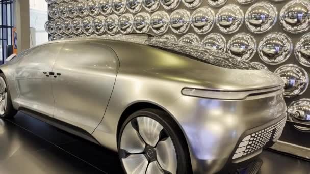 波兰华沙 2023年5月 奔驰F015智能自主驾驶汽车 未来电动汽车豪华的交通工具 银箭电力智能影响力大的汽车马达 — 图库视频影像