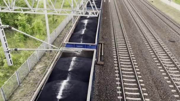 열차는 석탄을 위에서 풍경이다 연료를 운반하는 화물선 — 비디오