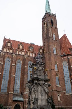 Wroclaw, Polonya Mayıs 2023 Tumski adasındaki Wroclaw Katedrali 'nin detayları. Silezya 'nın tarihi başkenti, Avrupa. Belediye binası mimari binaları. Eski kasaba katedralleri kilisesi. Seyahat eden turist