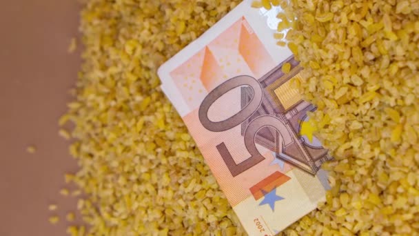 垂直ズームアウトユーロ紙幣紙幣そば粥に紙幣銀行券 穀物市場の危機 蕎麦の価格の上昇または生産量食料品 — ストック動画