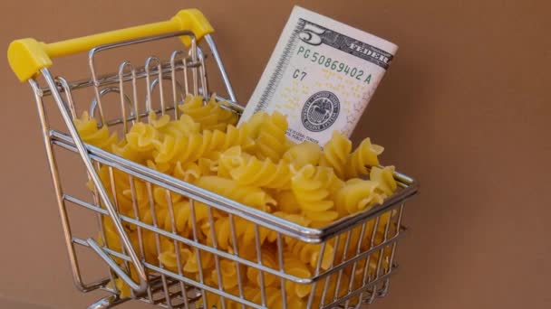 Zoom Out Carrello Della Spesa Ripieno Pasta Con Banconote Dollari — Video Stock