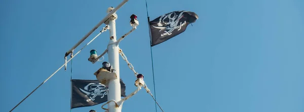 Jolly Roger Pirate Ship Flag Waving Flagpole Blue Sky Skull — Photo