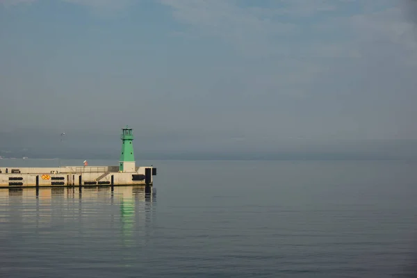 Farol Linha Azul Mar Ondas Dia Ensolarado Mar Báltico Gdansk — Fotografia de Stock