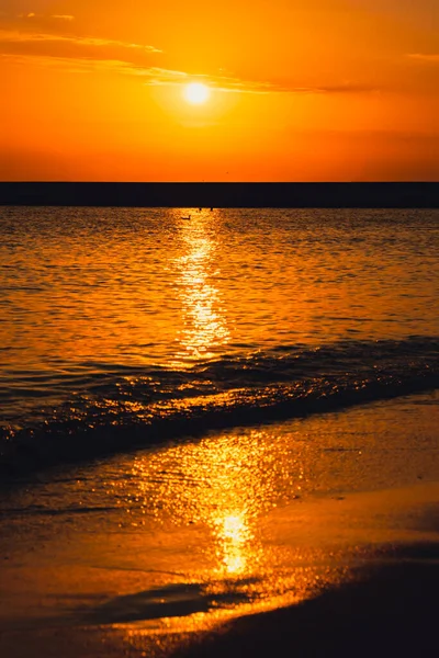 Reflexão Luz Solar Sobre Superfície Mar Pôr Sol Céu Azul — Fotografia de Stock