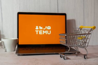 Gdansk, Polonya - Mart 2023 Temu uygulama simgesi alışveriş arabalı MacBook Apple bilgisayar dizüstü bilgisayarında. Çin merkezli Pinduoduo e-ticaret platformunun Temu yan kuruluşu. Çevrimiçi alışveriş temu web sitesi